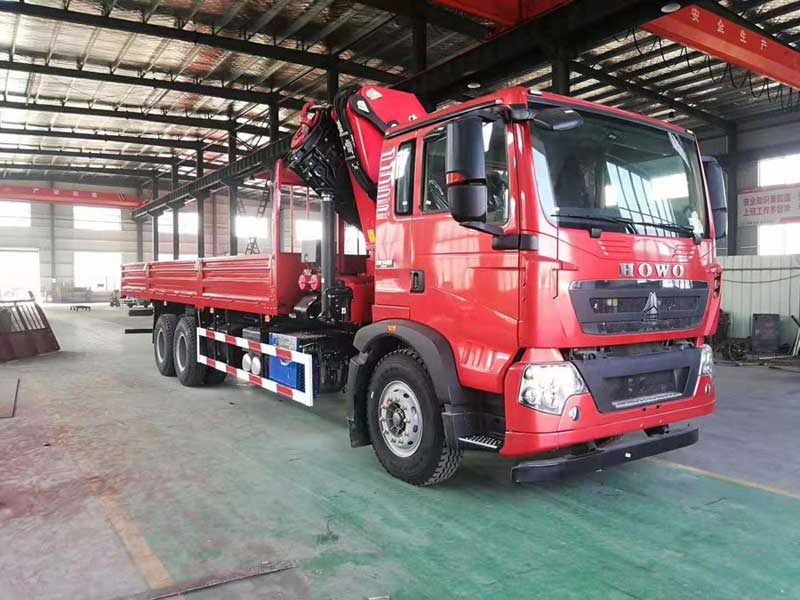 重汽豪沃14隨車吊(吊機(jī)后置)