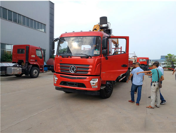 徐工吊機(jī)12噸東風(fēng)專底D3隨車吊圖片展示2