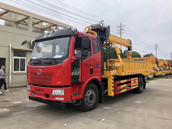 程力吊機(jī)6.3噸解放J6隨車吊帶清障