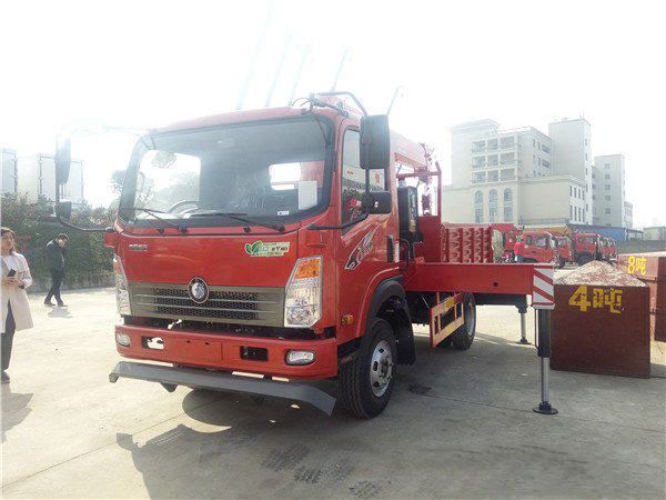 藍(lán)牌長(zhǎng)興5噸重汽王牌隨車(chē)吊