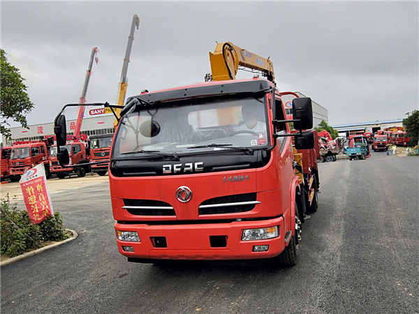 藍(lán)牌2噸東風(fēng)隨車吊（東風(fēng) -- 福瑞卡2噸隨車起重運輸車）圖片展示6