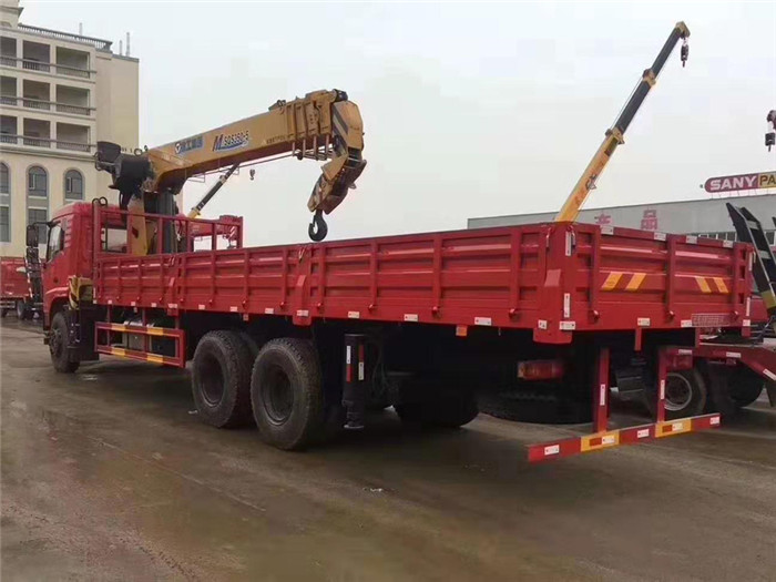 河南洛陽(yáng)翟老板訂購(gòu)東風(fēng)D3后八輪徐工12噸隨車吊